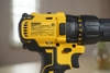 Máy khoan cầm tay 18V DeWalt DCD777D2