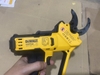 Máy cắt cành dùng pin 20V Max DeWalt DCMPP568N
