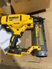 Máy bắn đinh dùng pin 20V Dewalt DCN680B