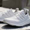 giay-the-thao-adidas-ultraboost-light-23-triple-white-gy9350-hang-chinh-hang