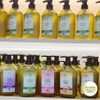 Gel tắm organic Hương Thảo - Hoa Hạ với tinh dầu hoa hoàng lan, ngọc lan thơm mát, làm sạch và dưỡng ẩm dịu nhẹ, chai 300ml