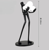 Tượng đứng trừu tượng trang trí kèm đèn decor cầm nhiều bóng