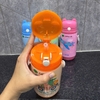 CT 645- BÌNH ĐỰNG NƯỚC NHỰA TRẺ EM CÓ ỐNG HÚT IN LOGO CATHAY