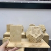 BỘ LỊCH 2023 GỖ ĐỂ BÀN KÈM ỐNG ĐỰNG BÚT  - KHỐI GỖ LỊCH KHẮC LOGO