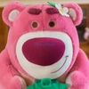 Gấu dâu Lotso ngồi ôm dâu