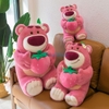 Gấu dâu Lotso ngồi ôm dâu