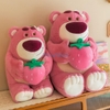 Gấu dâu Lotso ngồi ôm dâu