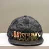 mũ Moschino đen trần trám lambskin tag chữ vàng MOSCHINO