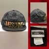 mũ Moschino đen trần trám lambskin tag chữ vàng MOSCHINO