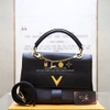 Túi LV Very one màu đen quai xách nắp mng khóa V vàng mix charm họa tiết