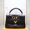 Túi LV Very one màu đen quai xách nắp mng khóa V vàng mix charm họa tiết