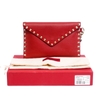Clutch Valentino Rockstud Envelope Pouch Small Da Calfskin Màu Đỏ Viền Đinh Khóa Vàng