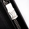 Clutch Louis Vuitton Da Taiga Màu Đen Khóa Trắng