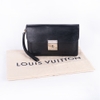 Clutch Louis Vuitton Belaia Wrist Da Epi Màu Đen Khóa Trắng