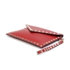 Clutch Valentino Rockstud Envelope Pouch Small Da Calfskin Màu Đỏ Viền Đinh Khóa Vàng