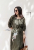G104 Đầm maxi linen IRINA cổ nẹp nhúm tay lửng thêu tay hoa cẩm tú cầu
