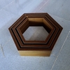 Kệ trưng bày tổ ong treo tường gỗ MDF cỡ lớn, có phụ kiện lắp đi kèm