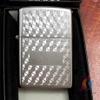 Bật Lửa Zippo Mạ Satin Kẻ Ô Vuông Cổ Điển