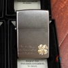 Bật Lửa Zippo Satin Khắc Cỏ Bốn Lá Vàng