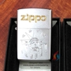 Zippo Mạ Satin Tượng Nữ Thần Tự Do