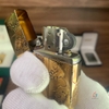 Zippo Mỹ xuất Nhật khắc ăn mòn sư tử mạ vàng cháy