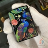 Zippo Họa Tiết Thêu Hình Con Công 1 Mặt