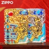 Zippo bọc vàng ốp emblem hình Hổ có dạ quang.