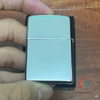 Zippo Hình Hoa Văn Trắng Khắc 1 Mặt