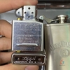 Bộ 2 món Zippo và Bình rượu khắc nổi Jack Daniels
