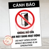 Tem Decal Dán [Nhắc Nhở] CẢNH BÁO KHÔNG MỞ CỬA KHI MÁY ĐANG HOẠT ĐỘNG | Decal Song Ngữ Việt - Anh Chống nước, Chống phai