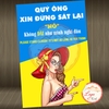 Tem Decal NVS Hài Hước – QUÝ ÔNG XIN ĐỨNG SÁT VÀO, NÓ KHÔNG DÀI NHƯ MÌNH NGHĨ ĐÂU- Chống nước, chống phai, có keo dán