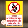 Tem Decal Dán - CHÚ Ý! ĐỂ TRÁNH TAI NẠN, KHÔNG NGỒI XỔM TRÊN BỒN CẦU - Dán Khu Vực NVS - Decal Chống nước, chống phai