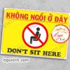 LOGO TEM STICKER YÊU CẦU KHÔNG NGỒI Ở ĐÂY, DO NOT SIT HERE , VỊ TRÍ KHÔNG ĐƯỢC NGỒI