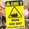 LOGO TEM STICKER BIỂN CẢNH BÁO YÊU CẦU MANG BAO GIÀY - WEAR SHOES COVER - BIỂN CẢNH BÁO AN TOÀN LAO ĐỘNG