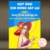 Tem Decal NVS Hài Hước – QUÝ ÔNG XIN ĐỨNG SÁT VÀO, NÓ KHÔNG DÀI NHƯ MÌNH NGHĨ ĐÂU- Chống nước, chống phai, có keo dán