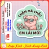 Tem Decal Dán Ô TÔ - CHẬM MÀ CHẮC, EM LÁI MỚI - Decal hình heo con tập lái funny - Decal có keo, chống nước, chống phai