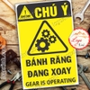 LOGO TEM STICKER CẢNH BÁO BÁNH RĂNG ĐANG XOAY QUAY, GEAR IS OPERATING - BIỂN CẢNH BÁO AN TOÀN LAO ĐỘNG