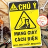 LOGO TEM STICKER BIỂN CẢNH BÁO YÊU CẦU MANG GIÀY CÁCH ĐIỆN- INSULATED SHOES REQUIRED - BIỂN CẢNH BÁO AN TOÀN LAO ĐỘNG