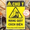 LOGO TEM STICKER BIỂN CẢNH BÁO YÊU CẦU MANG GIÀY CÁCH ĐIỆN- INSULATED SHOES REQUIRED - BIỂN CẢNH BÁO AN TOÀN LAO ĐỘNG