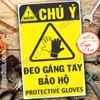 LOGO TEM STICKER BIỂN CẢNH BÁO YÊU CẦU ĐEO GĂNG TAY BẢO HỘ - PROTECTIVE GLOVES - BIỂN CẢNH BÁO AN TOÀN LAO ĐỘNG