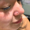 hình ảnh khách nữ đeo khuyên mũi nội đá 2mm tại ok365n