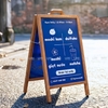 STANDEE MICA CÓ TAY CẦM - LUXI DECOR