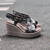 sandal-de-xuong-crocs-brooklyn-n23022502