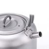 Nắp ấm đun titanium nhìn từ trên, có chốt khóa và vòi rót