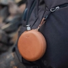 Keith Bình Rượu Titanium Round Flask 130ml trong bao da nâu, móc vào quai balo