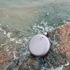 Keith Bình Rượu Titanium Round Flask 130ml đặt trên đá ướt cạnh mặt nước