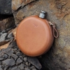 Keith Bình Rượu Titanium Round Flask 130ml trong bao da nâu có khóa kéo trên đá