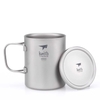 Ca titanium hai lớp Keith 450ml, nắp đặt cạnh thân ca, tay cầm dựng lên