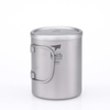 Ca titanium hai lớp Keith 450ml đậy nắp kín, tay cầm dựng lên, chụp nghiêng