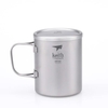 Ca titanium hai lớp Keith 450ml đậy nắp kín, tay cầm dựng lên, góc chụp khác